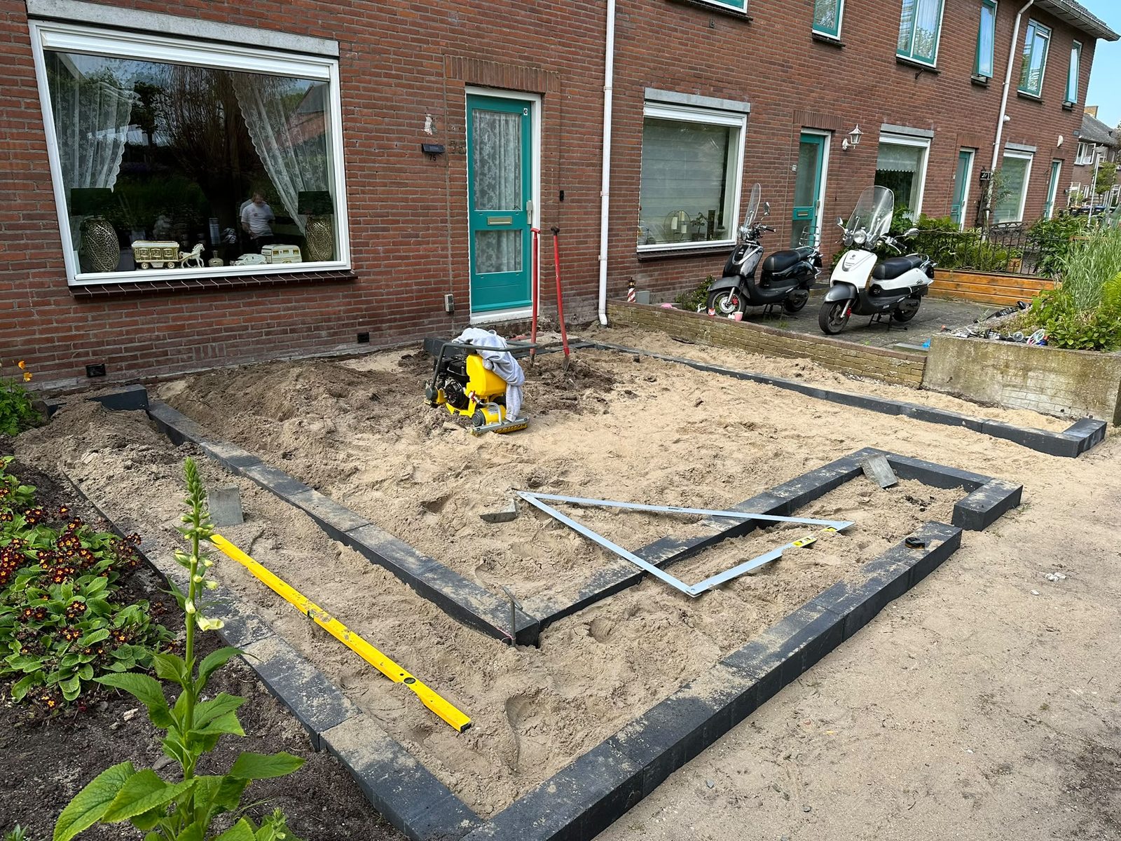 Voortuin met nieuwe bestrating